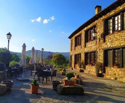 Gran terraza con mobiliario y vistas a la naturaleza de este establecimiento rural.