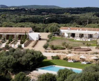 Hermoso agroturismo con piscina exterior y gran extensión de jardines rodeado de naturaleza.