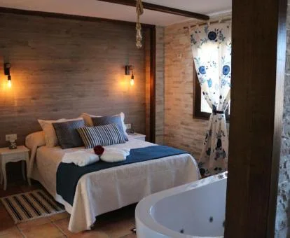 Dormitorio con jacuzzi privado junto a la cama de este precioso apartamento.