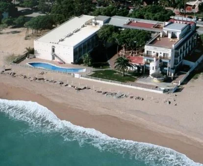 Vista aérea de este hotel con encanto ubicado en la playa.