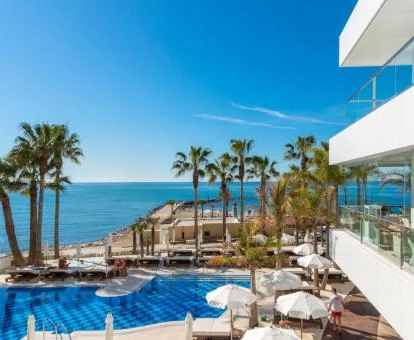 Preciosa zona exterior con piscina y vistas al mar del hotel.