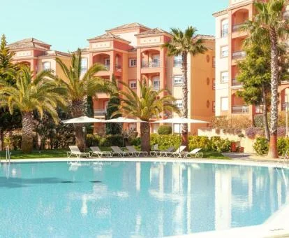 Edificio de este hotel con encanto con piscina exterior.