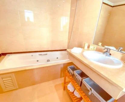 Bañera de hidromasaje privada en el baño de este precioso apartamento deluxe.