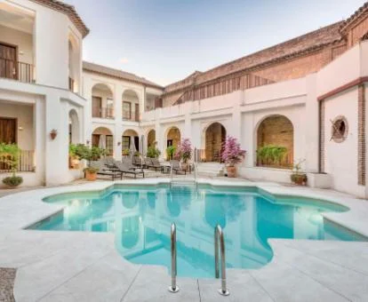 Hermoso edificio con piscina exterior de este hotel boutique.