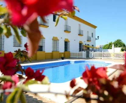 Edificio de este acogedor hotel boutique con piscina al aire libre del hotel.