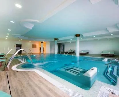 Fabulosa piscina con elementos de hidroterapia del spa.
