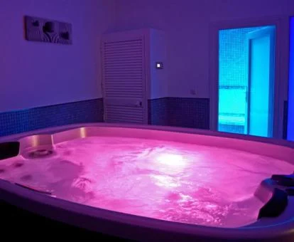 Gran jacuzzi en funcionamiento del centro de bienestar del hotel.