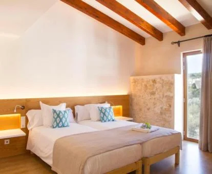 Una de las coquetas habitaciones de este acogedor hotel perfecto para parejas.