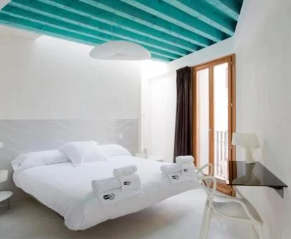Una de las modernas habitaciones de estilo minimalista del hotel.