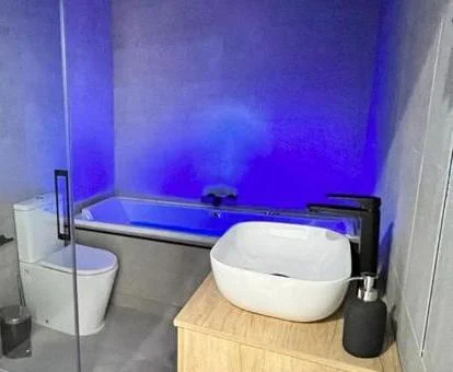 Baño con bañera de hidromasaje privada de este apartamento independiente.