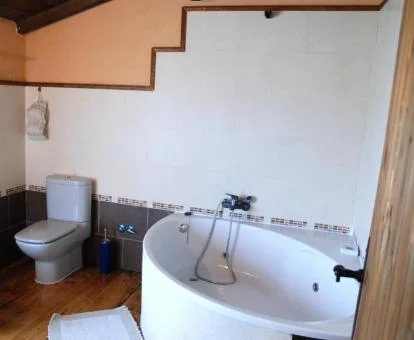Bañera de hidromasaje privada en el baño del apartamento para dos adultos del establecimiento.