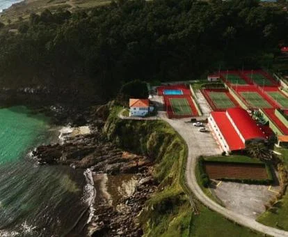 Alojamiento rural solo para adultos ubicado sobre un acantilado junto al mar