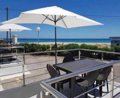 Terraza con vistas al mar de uno de los apartamentos de este establecimiento.