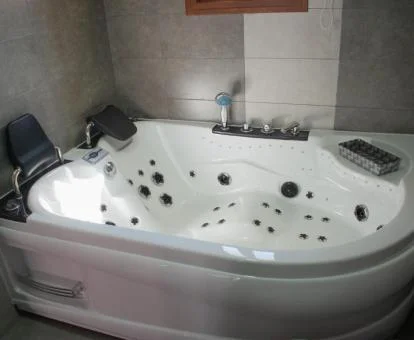 Amplio jacuzzi privado de uno de los apartamentos de este establecimiento.