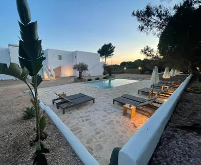 Zona exterior con terraza solarium y piscina al aire libre de este hotel solo para adultos.