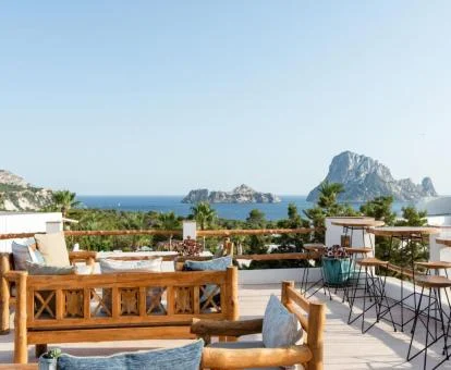 Terraza con zonas de estar en el exterior y maravillosas vistas del complejo de apartamentos.