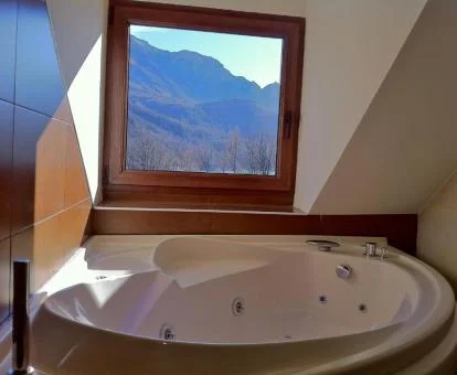 Bañera de hidromasaje circular del apartamento dúplex de un dormitorio de este establecimiento.
