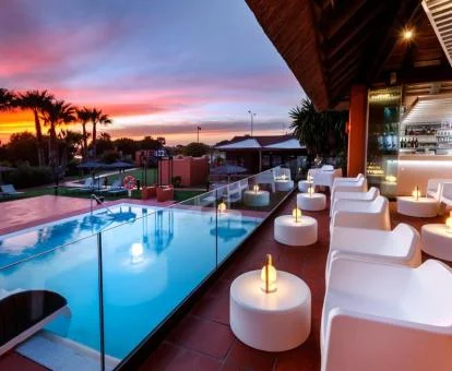 Terraza amueblada con vistas a la piscina de este coqueto alojamiento.