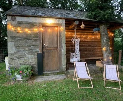 Preciosa cabaña independiente con jardín y mobiliario al aire libre.