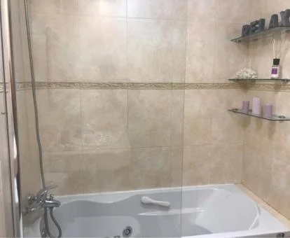Bañera de hidromasaje en el baño de este coqueto apartamento.