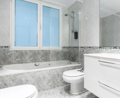 Baño con bañera de hidromasaje privada de este apartamento independiente.