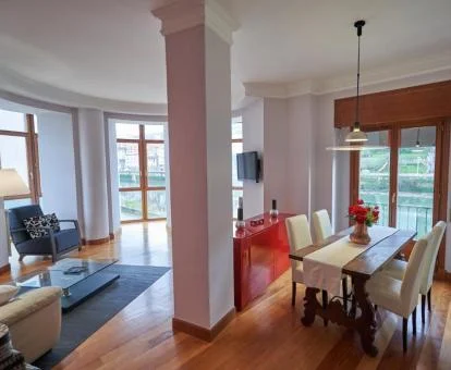 Interior de este luminoso apartamento con vistas y jacuzzi privado.