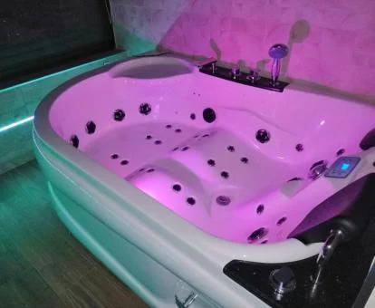 Amplio jacuzzi privado para dos personas de este apartamento independiente.