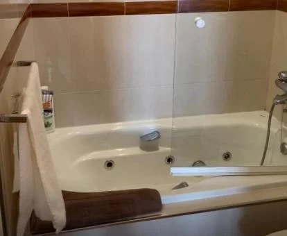 Bañera de hidromasaje privada en el baño de este apartamento.