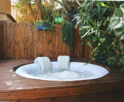 Fabuloso jacuzzi exterior para dos personas de este apartamento independiente.