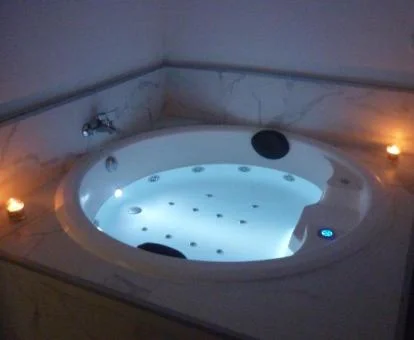 Amplia bañera de hidromasaje privada circular de este coqueto apartamento.
