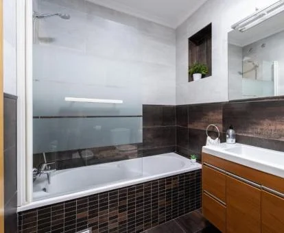 Bañera de hidromasaje privada en el baño de este apartamento independiente.