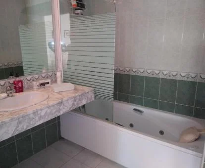 Baño con bañera de hidromasaje privada de este apartamento independiente.