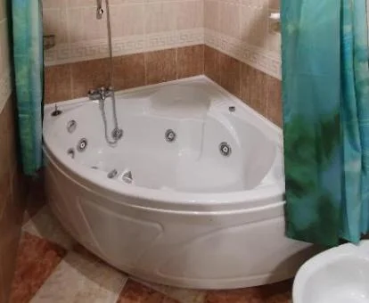 Amplia bañera de hidromasaje privada de este acogedor apartamento.