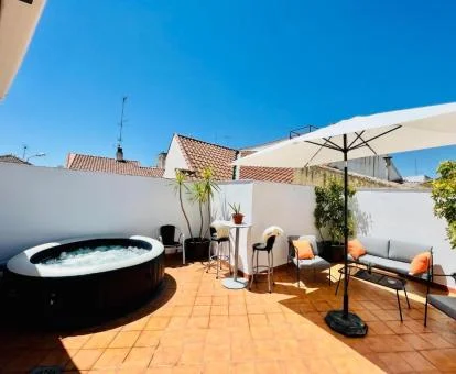 Amplia terraza privada con jacuzzi al aire libre del apartamento ático.