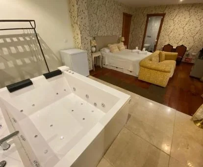 Preciosa suite de un dormitorio con jacuzzi privado junto a la cama.