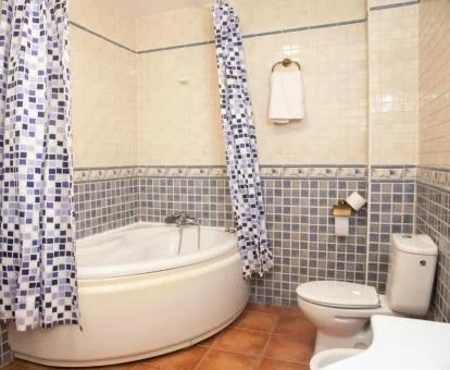 Baño con jacuzzi privado del apartamento superior del establecimiento.