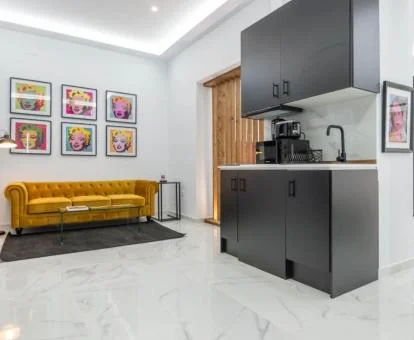 Interior de uno de los elegantes apartamentos de este establecimiento solo para adultos.