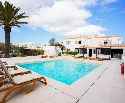 Edificio de este coqueto hotel boutique con terraza solarium y piscina.