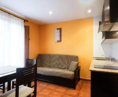Uno de los coquetos apartamentos de este alojamiento solo para adultos.