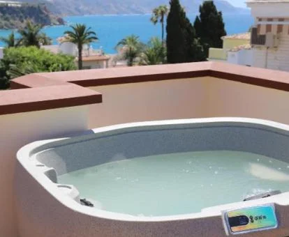 Terraza con vistas al mar y jacuzzi privado del estudio del ático.