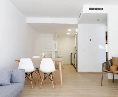 Interior de uno de los luminosos apartamentos del establecimiento.