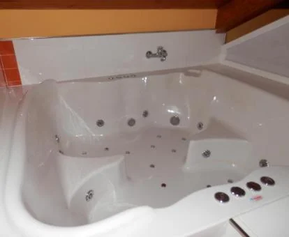 Amplio jacuzzi privado del apartamento suite dúplex de este establecimiento.