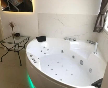 Bañera de hidromasaje amplia del apartamento de dos dormitorios de este establecimiento.