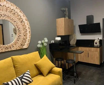 Salón cocina del apartamento de un dormitorio con bañera de hidromasaje privada.