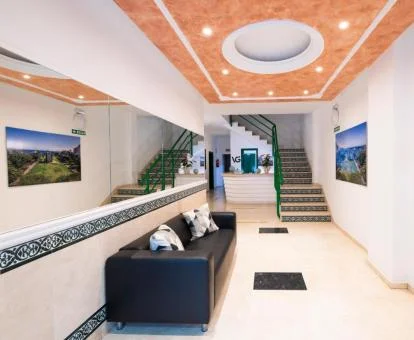 Hall de entrada de este luminoso alojamiento en el centro de la ciudad.