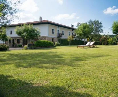 Edificio de este establecimiento rural rodeado de una gran extensión de jardines.