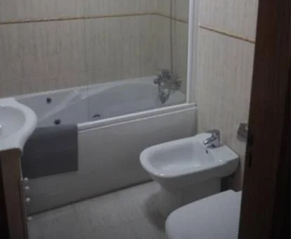 Baño con bañera de hidromasaje privada de este apartamento independiente.