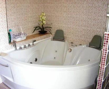 Amplia bañera de hidromasaje privada para dos personas de este apartamento.