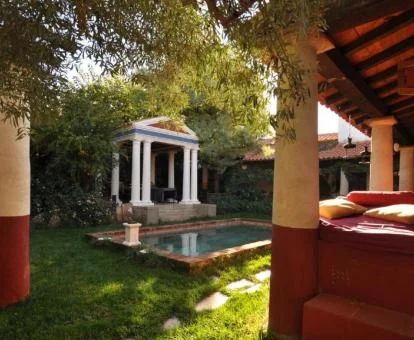 Agradable espacio exterior con piscina y bellos jardines de este hotel rural.
