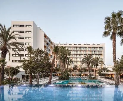 Espectacular hotel con grandes piscinas rodeadas de palmeras.
